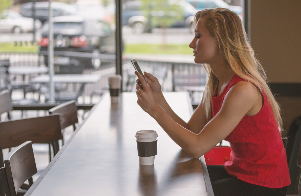 woman drinking coffee in coffee shop